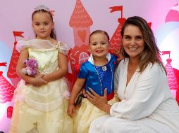 Mila y Emma Stanulla con Andrea González. GENTE BIEN JALISCO/ Claudio Jimeno