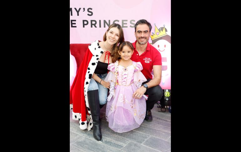 Karla Flores, Julieta y Juan Cortes. GENTE BIEN JALISCO/ Claudio Jimeno