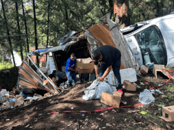 Una camioneta que llevaba ayuda para Acapulco terminó saqueada luego un accidente en la carretera México-Cuernavaca. Especial/ X @VocesMorelos.