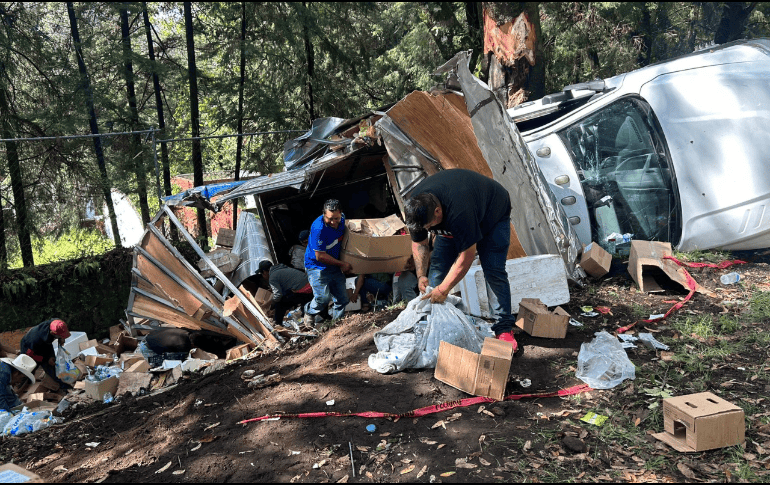Una camioneta que llevaba ayuda para Acapulco terminó saqueada luego un accidente en la carretera México-Cuernavaca. Especial/ X @VocesMorelos.