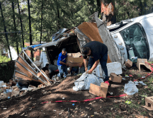 Una camioneta que llevaba ayuda para Acapulco terminó saqueada luego un accidente en la carretera México-Cuernavaca. Especial/ X @VocesMorelos.