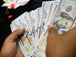 De acuerdo con un reporte del medio Bloomberg, el dólar comenzó la jornada de hoy por debajo de los 18 pesos al mayoreo. AFP / ARCHIVO
