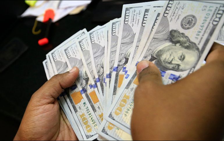 De acuerdo con un reporte del medio Bloomberg, el dólar comenzó la jornada de hoy por debajo de los 18 pesos al mayoreo. AFP / ARCHIVO