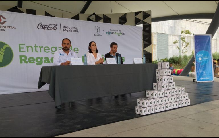 Benjamín Covarrubias Razo, gerente de Asuntos Públicos, Comunicación y Sustentabilidad para la Región Occidente de Arca Continental, explicó que estas regaderas permiten un ahorro importante de agua. ESPECIAL