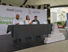 Benjamín Covarrubias Razo, gerente de Asuntos Públicos, Comunicación y Sustentabilidad para la Región Occidente de Arca Continental, explicó que estas regaderas permiten un ahorro importante de agua. ESPECIAL