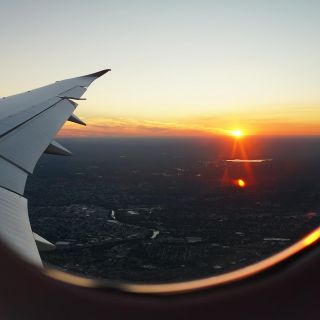 Avión despega sin cristales en algunas ventanas y no se dan cuenta hasta los 14 mil pies de altura