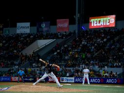 Humberto Castellanos admitió dos carreras en su apertura y cargó con la derrota. TWITTER/charrosbeisbol