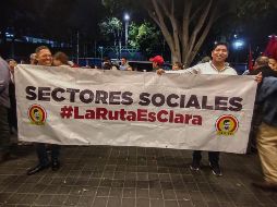 Simpatizantes de Clara Brugada manifestaron su apoyo a las afueras del hotel donde la dirigencia de Morena se reunió para definir las candidaturas. SUN/G. Pano