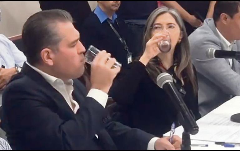 Carlos Enrique Torres Lugo bebió agua de la llave, pero no lo recomienda a la población. En el reto, Mara Robles también consumió el líquido. ESPECIAL