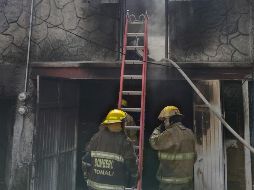 Al sitio acudieron también los bomberos del municipio para apagar el fuego, mientras que paramédicos municipales atendieron a los lesionados. ESPECIAL / PC JALISCO