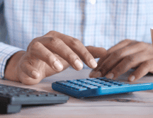 Si quieres deducir impuestos debes saber que no todos los gastos son deducibles, entre ellos el entretenimiento. Unsplash.