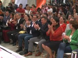 También lo acompañó la bancada emecista jalisciense, encabezada por los senadores emecistas Verónica Delgadillo, quien será precandidata por la alcaldía de Guadalajara, y Clemente Castañeda, quien buscará la reelección en el cargo. CORTESÍA