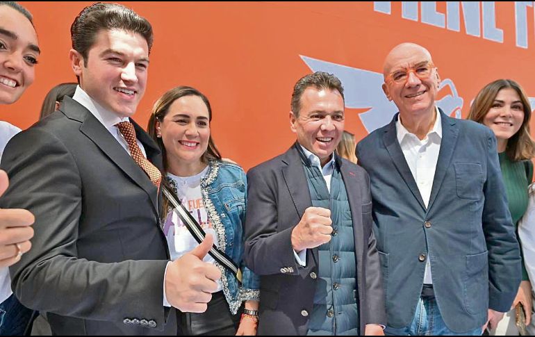 En su registro, Samuel García (izquierda) estuvo acompañado por personalidades de la política de todo el país; uno de ellos fue el precandidato de MC al Gobierno de Jalisco, Pablo Lemus (centro). En el caso de Ebrard, se anunció que hoy emitirá un mensaje. ESPECIAL