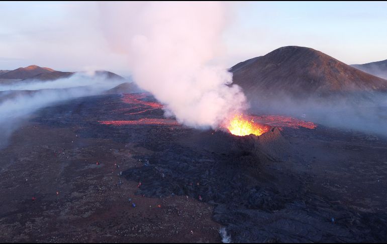 Según los modelos geofísicos, se estima que la intrusión se está propagando lentamente hacia arriba y se cree que el magma se encuentra a 800 metros bajo la superficie. AFP / ARCHIVO