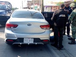 En este vehículo, fueron localizadas dos bolsas negras las cuales contenían aparentes restos humanos. X/@Denuncias_ZMG