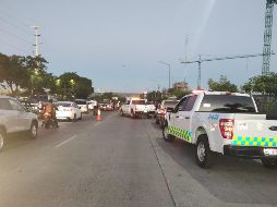 Elementos de la Policía Vial acudieron al sitio para acordonar el sitio y llamar a peritos para levantar el cadáver. CORTESÍA