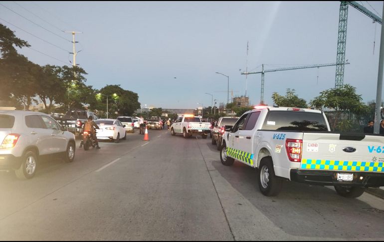 Elementos de la Policía Vial acudieron al sitio para acordonar el sitio y llamar a peritos para levantar el cadáver. CORTESÍA