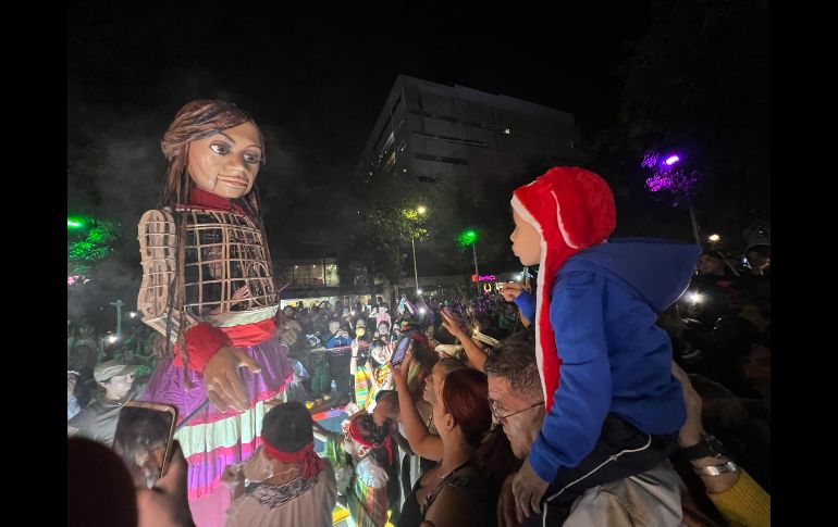 Amal fue recibida por 24 mil personas, la mayoría niñas y niños, junto con papás y abuelos, quienes recorrieron el Centro de Zapoapan para saludarla, abrazarla, tomarle fotos y bailar con ella. EL INFORMADOR / A. Navarro