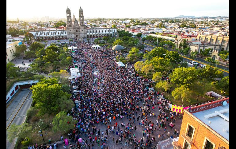 Amal fue recibida por 24 mil personas, la mayoría niñas y niños, junto con papás y abuelos, quienes recorrieron el Centro de Zapoapan para saludarla, abrazarla, tomarle fotos y bailar con ella. EL INFORMADOR / A. Navarro