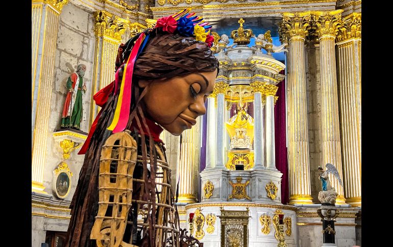 Amal fue recibida por 24 mil personas, la mayoría niñas y niños, junto con papás y abuelos, quienes recorrieron el Centro de Zapoapan para saludarla, abrazarla, tomarle fotos y bailar con ella. EL INFORMADOR / A. Navarro