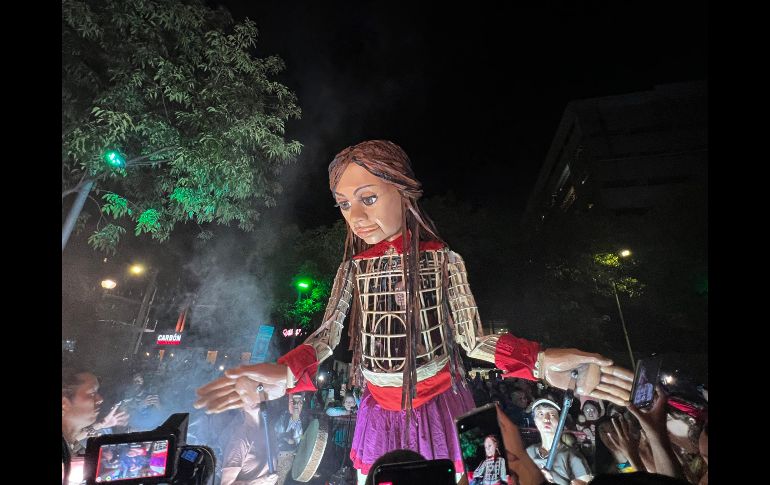 Amal fue recibida por 24 mil personas, la mayoría niñas y niños, junto con papás y abuelos, quienes recorrieron el Centro de Zapoapan para saludarla, abrazarla, tomarle fotos y bailar con ella. EL INFORMADOR / A. Navarro