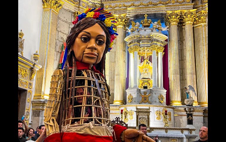 Amal fue recibida por 24 mil personas, la mayoría niñas y niños, junto con papás y abuelos, quienes recorrieron el Centro de Zapoapan para saludarla, abrazarla, tomarle fotos y bailar con ella. EL INFORMADOR / A. Navarro