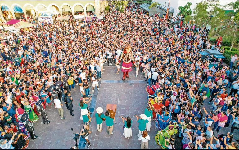 La pequeña disfrutó su paseo al ritmo de la música. EL INFORMADOR/ A. Navarro