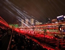 Los juegos de luces, símbolo de la ciudad, adornaron el inicio del Gran Premio. EFE/E. Laurent