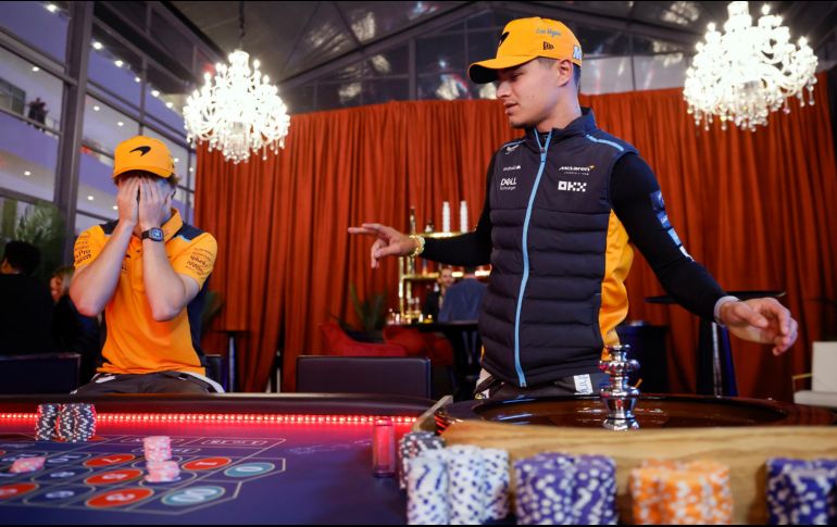 Oscar Piastri y Lando Norris, pilotos de McLaren, en una mesa de apuestas. EFE/C. Brehman