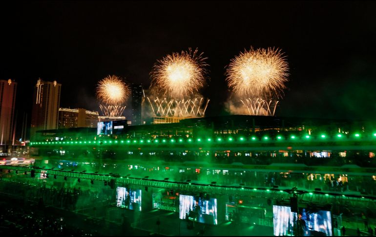Fuegos artificiales sobre los paddocks del Gran Premio de Las Vegas. EFE/E. Laurent