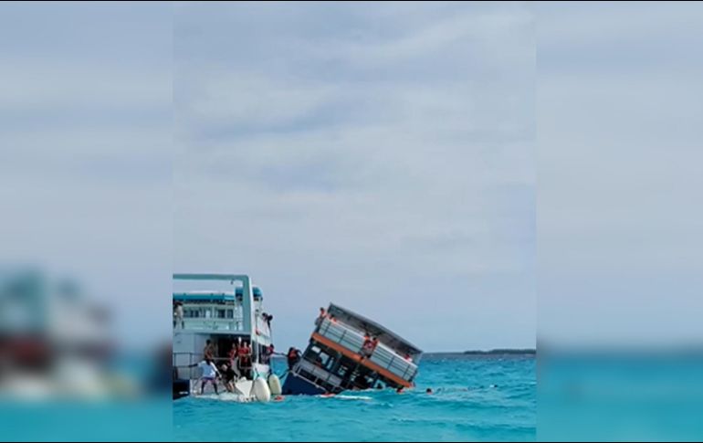 Circulan imágenes diversas sobre el momento en que el barco se hunde antes de llegar a su destino. ESPECIAL