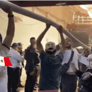 Civiles se unen para apagar el fuego de la bodega de zapatos en CDMX (VIDEO)