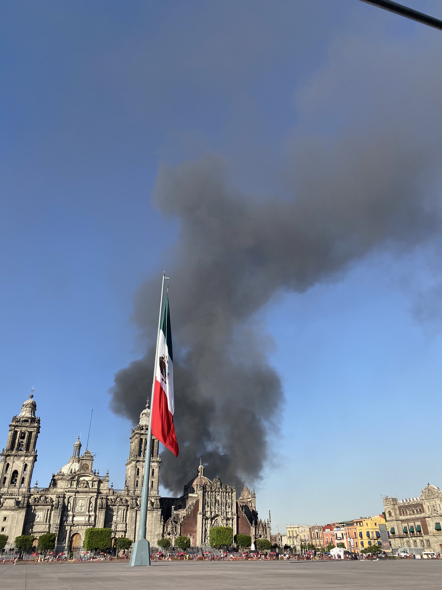 Incendio en bodega de calzado, CDMX. ESPECIAL/ X