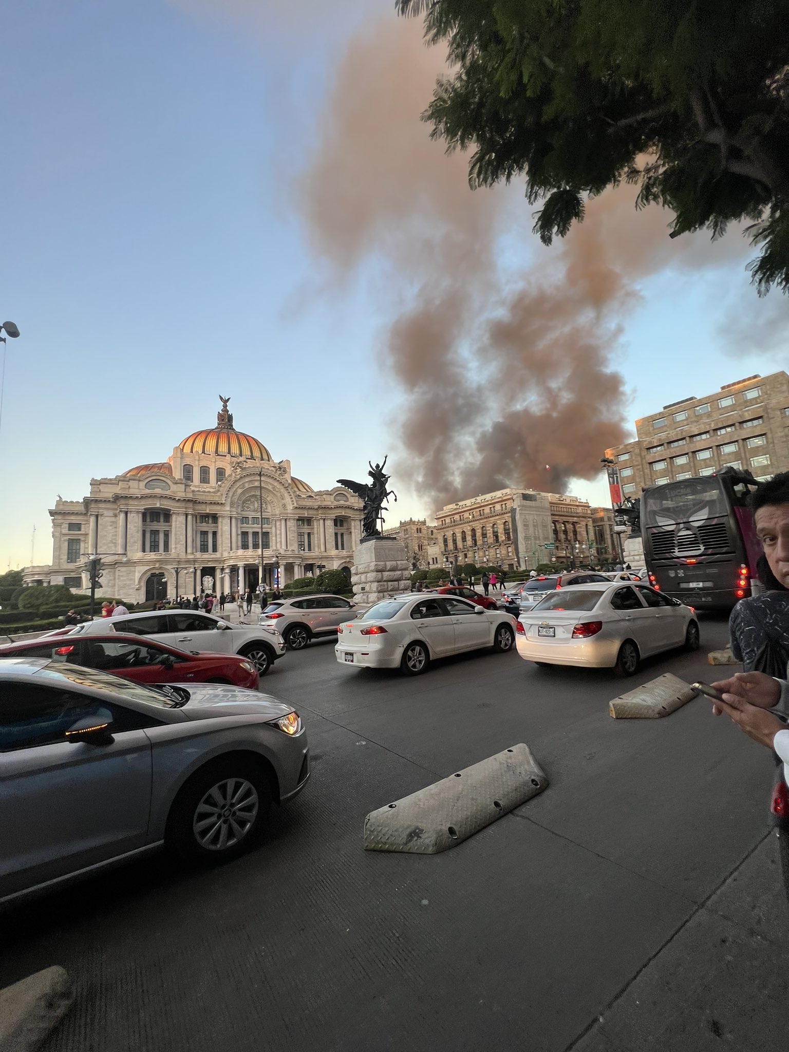 Incendio en bodega de calzado, CDMX. ESPECIAL/ X