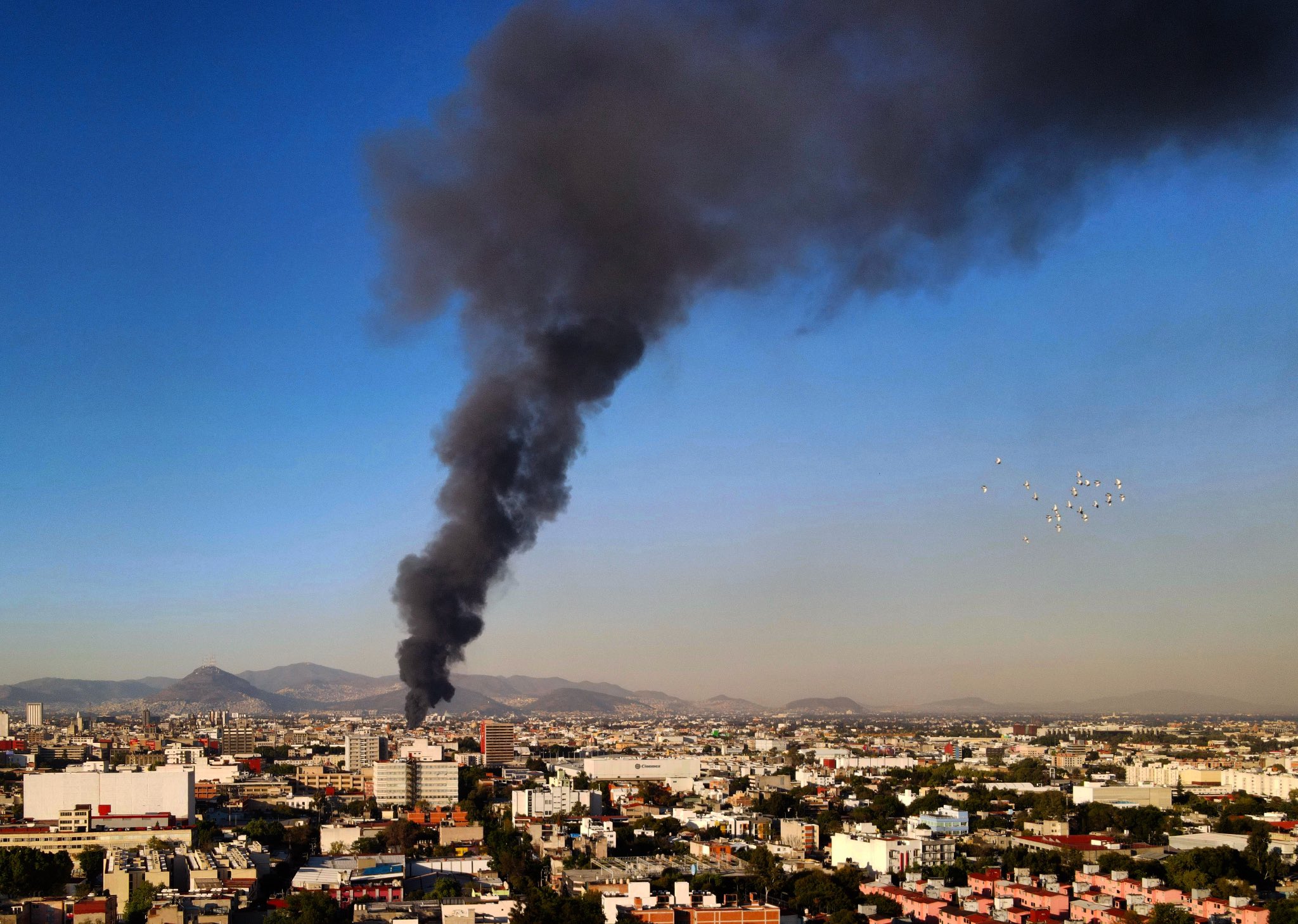 Incendio en bodega de calzado, CDMX. ESPECIAL/ X