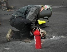 Un trabajador busca reparar una alcantarilla tras la cancelación de la primera práctica para el Gran Premio de Las Vegas, la segunda práctica podrían ser retrasada. AP/N. Didlick