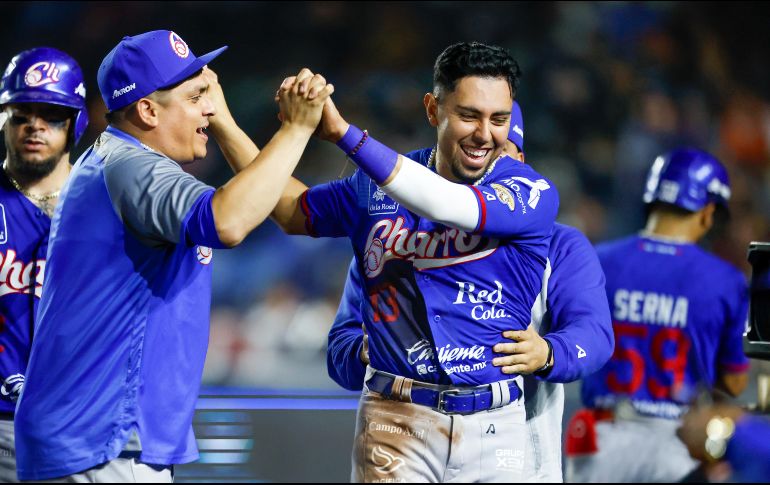 Alan Trejo pegó jonrón en la segunda entrada para empatar el juego. El pelotero se despide así de Jalisco para reportarse con los Rockies de Colorado. CORTESÍAL/Charros de Jalisco
