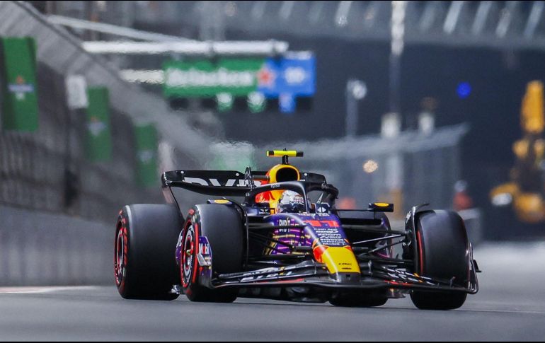 Checo Pérez largará un lugar atrás que Lewis Hamilton. EFE/E. Laurent