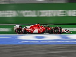 La tan esperada carrera del GP de Las Vegas está programada para comenzar a la medianoche, marcando el inicio del domingo en un evento que promete emociones en el espectacular trazado urbano. AFP / A. Weiss