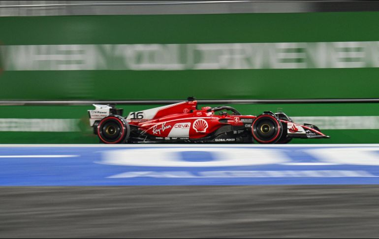 La tan esperada carrera del GP de Las Vegas está programada para comenzar a la medianoche, marcando el inicio del domingo en un evento que promete emociones en el espectacular trazado urbano. AFP / A. Weiss