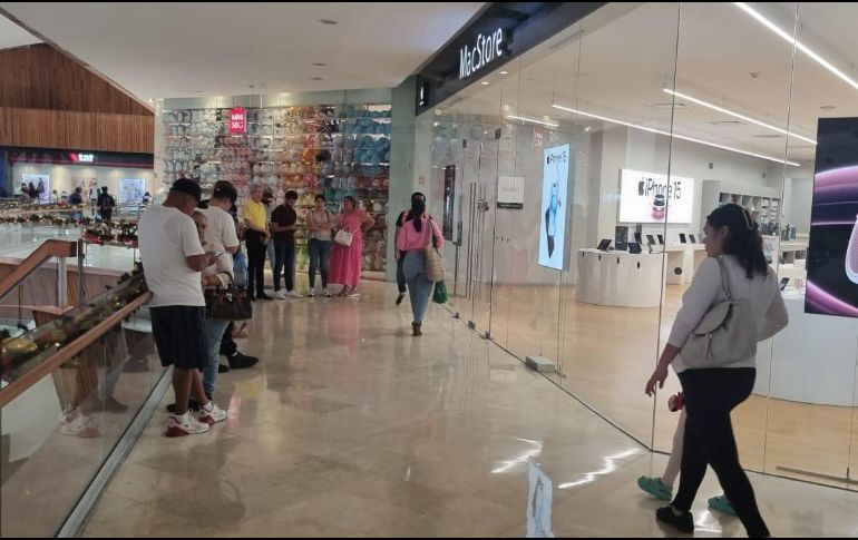 La compra presencial en tiendas y plazas comerciales sigue siendo el método preferido de los ciudadanos mexicanos. El Informador / José Díaz