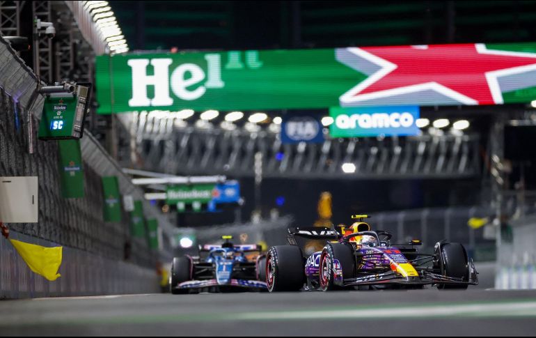 Daños en el alerón delantero dificultaron la carrera de Checo. EFE/C. Brehman