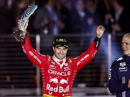 Después de incidentes desafortunados, el Gran Premio de Las Vegas resultó una carrera emocionante donde Verstappen obtuvo el primer lugar, Leclerc fue segundo y Checo Pérez tercero. EFE/C. Brehman