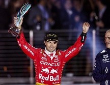 Después de incidentes desafortunados, el Gran Premio de Las Vegas resultó una carrera emocionante donde Verstappen obtuvo el primer lugar, Leclerc fue segundo y Checo Pérez tercero. EFE/C. Brehman