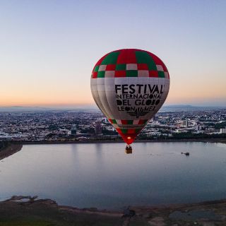 Globo aerostático del Festival Internacional aterriza sobre una casa en León (VIDEO)
