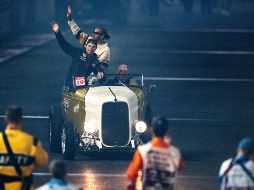 Para las celebraciones de la competencia se pudo ver a los pilotos en un desfile, y se apreció a Checo Pérez compartiendo el auto con el británico de Mercedes, Lewis Hamilton. AFP / J. Watson