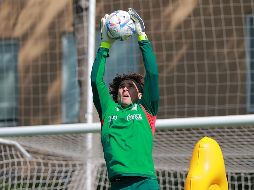 Uno de los lesionados es Guillermo Ochoa. El cancerbero azteca terminó con el hombro herido después de un choque en el partido contra Honduras. IMAGO7