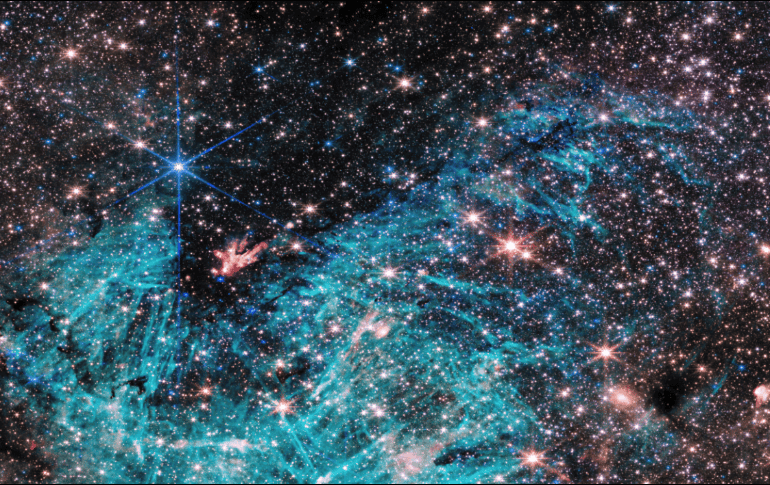 La región de formación estelar, denominada Sagitario C (Sgr C), está a unos 300 años luz del agujero negro supermasivo central de la Vía Láctea, Sagitario A*. ESPECIAL / NASA, ESA, CSA, STScI y S. Crowe (Universidad de Virginia).