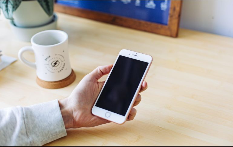 Si tu nuevo celular también es de la familia iOS, primero identifica qué versión tienes.  UNSPLASH / M. BAKER