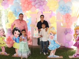 Emmanuel de la Mora y Eugene Zambrano con Julieta y Emmanuel de la Mora Zambrano. GENTE BIEN JALISCO/ Esmeralda Escamilla